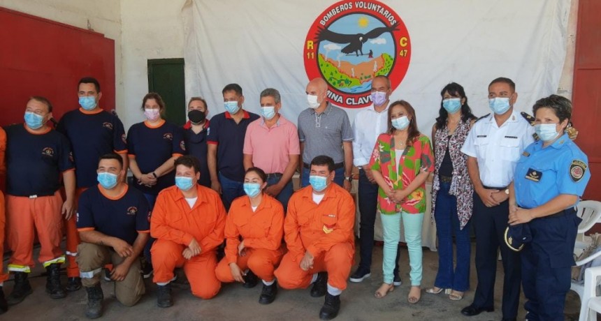 Entrega de subsidios y uniformes para los Bomberos Voluntarios