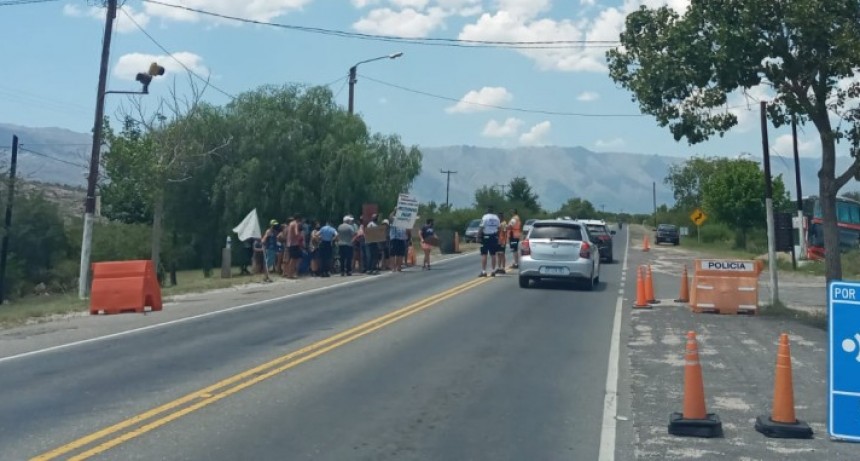 Vecinos de Cañada Larga realizaron corte de ruta