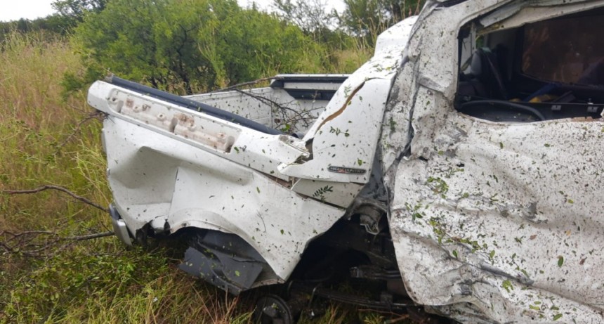 Perdió el control de la camioneta y se fue a la banquina