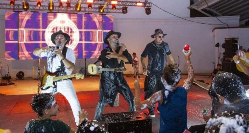 NOCHE DE MÚSICA Y FIESTA: El show de Los Tekis en Mina Clavero