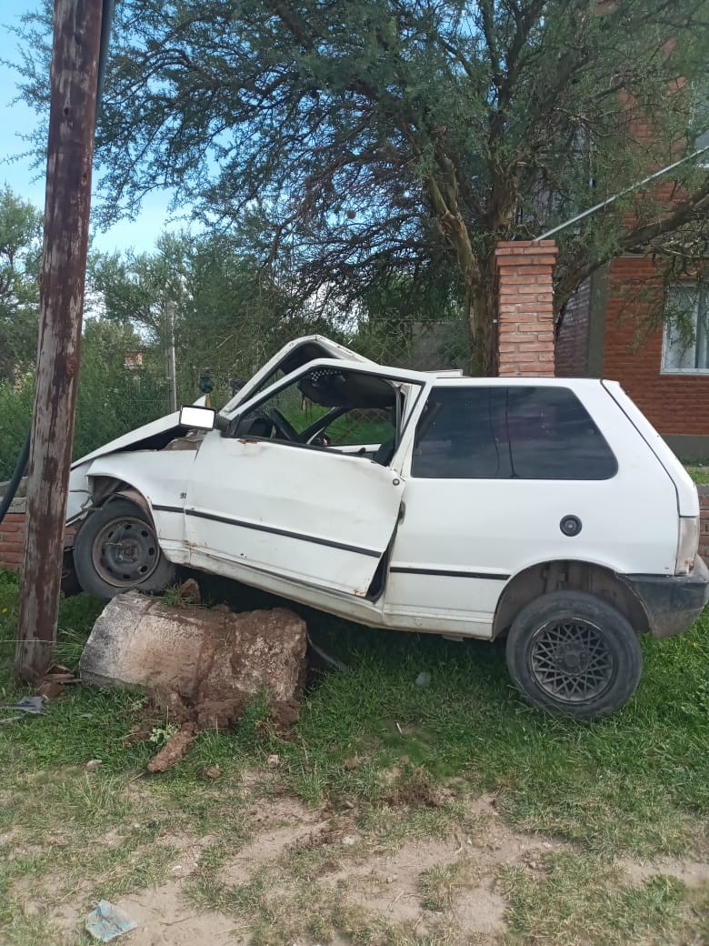Un hombre chocó contra un poste de la luz