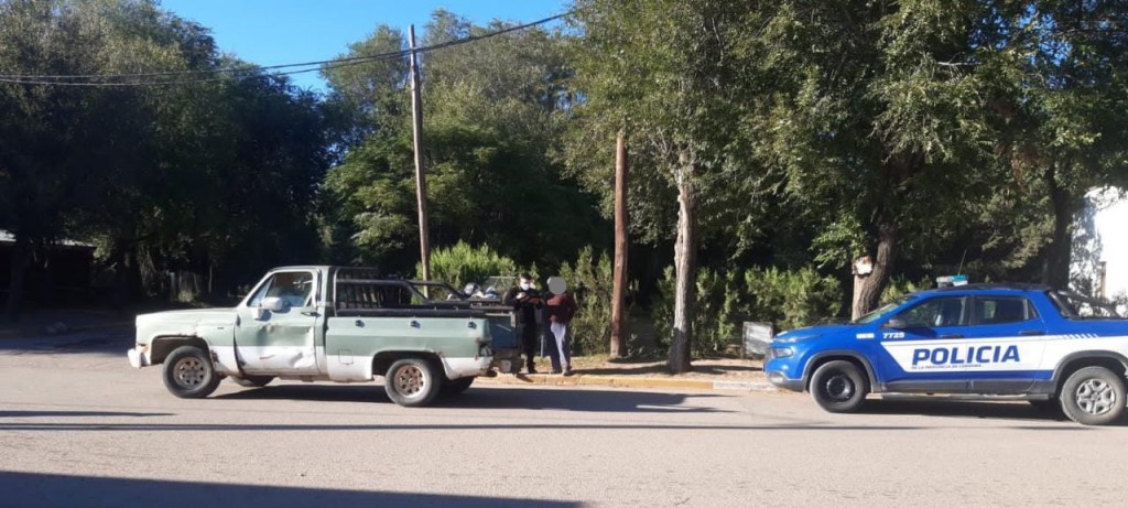 Conductor de una camioneta chocó a dos peatones
