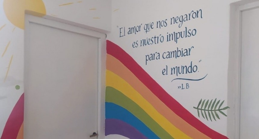 Colocaron un mural que refleja sentires y reflexiones de la comunidad LGBTIQ+