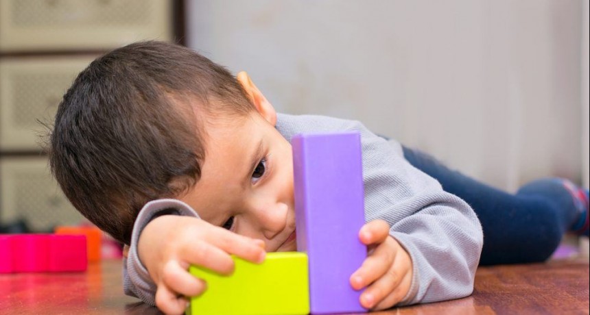 Dos plazas con actividades de concientización sobre el autismo