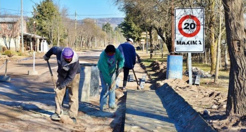 Continúan obra del cordón cuneta en calle Jorge Recalde de Nono