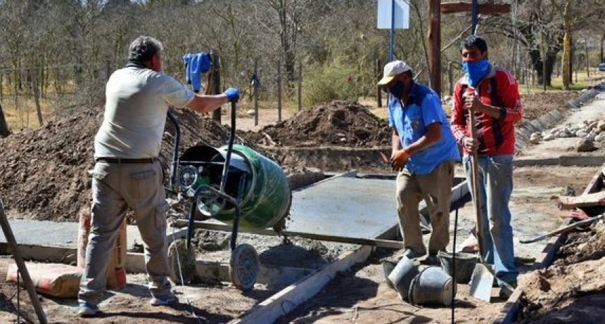 Continúa la construcción de la cuneta serrana y badén en Nono
