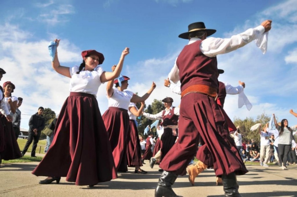 VENÍ A MATEAR Y BAILAR A LA PLAZA