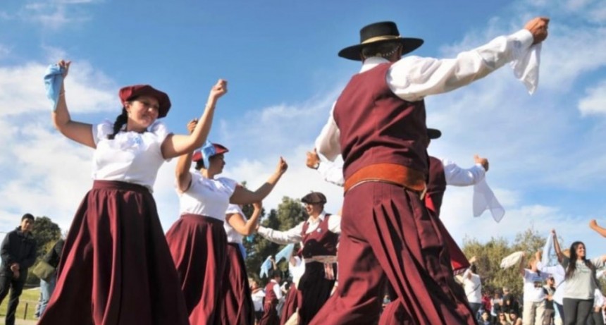 VENÍ A MATEAR Y BAILAR A LA PLAZA
