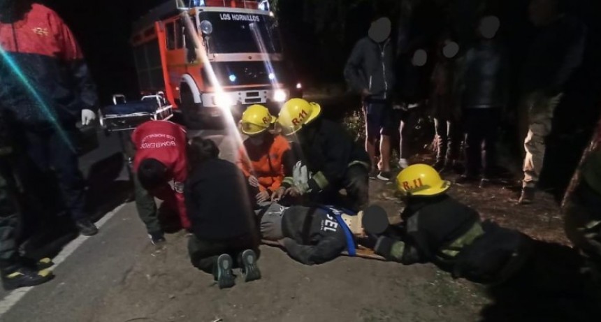 Joven perdió el control de la moto y un hombre chocó un árbol