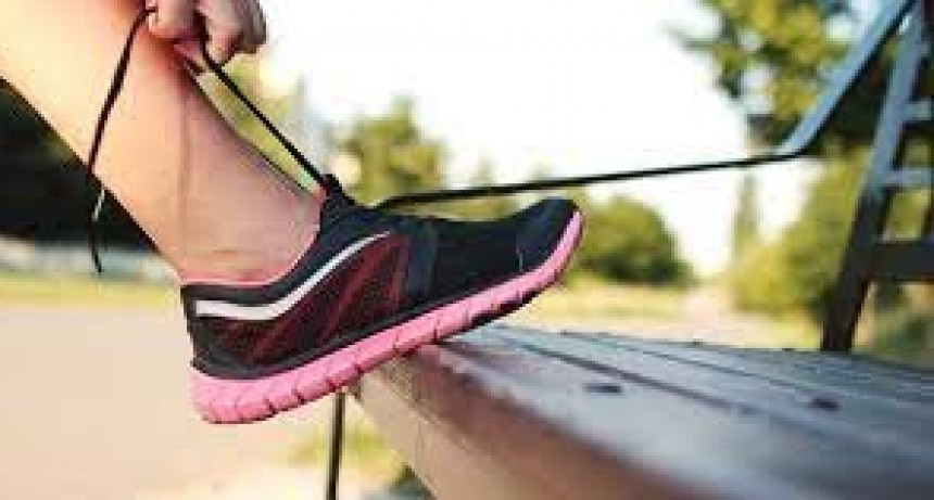 Mina Clavero creará un banco de zapatillas