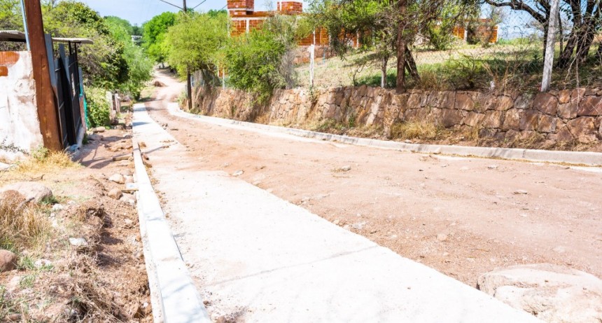 Avanza el cordón cuneta en barrio IPV2