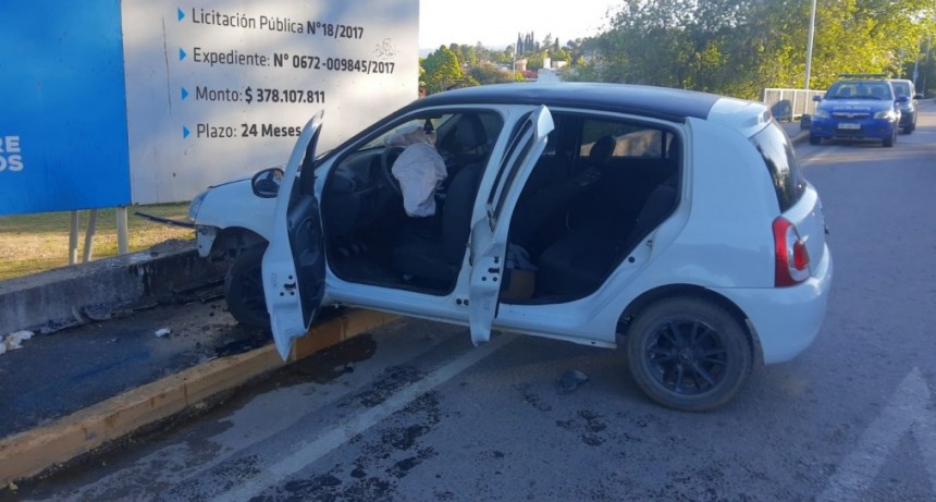 Se le reventó una cubeirta y chocó un paredón