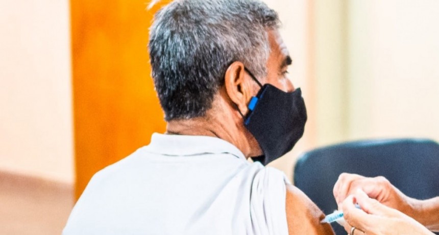 Mina Clavero ya está vacunando con tercer dosis contra el Covid-19