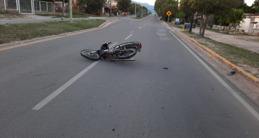 Una joven chocó en el Boulevard De la Democracia