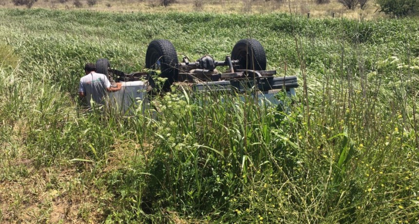 Vuelco de una camioneta en el paraje El Chamico