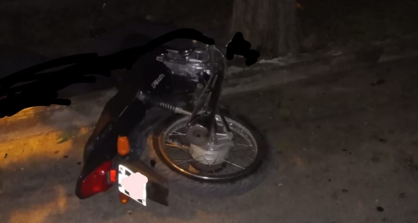 Joven motociclista chocó un árbol