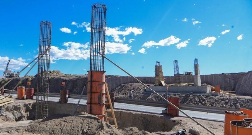 Corte del camino de Altas Cumbres por montajes de vigas en el autonivel de ingreso al parque